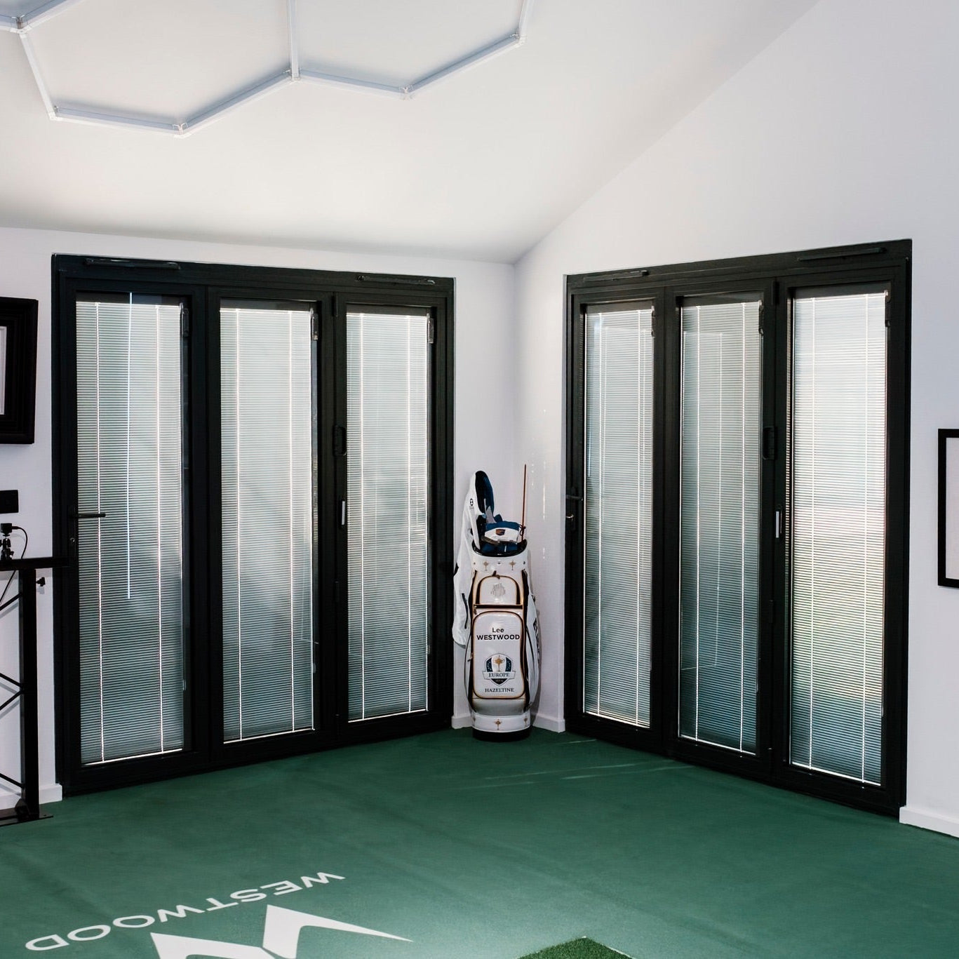 TOUR GOLF SIMULATOR CABIN
